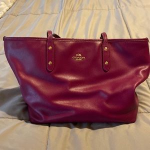 Coach tote purse with one zipper pocket and two other pockets on the inside.